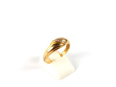 une image d'une bague en or avec un diamant serti au centre