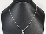 gros plan d'un collier sur un mannequin sur fond blanc