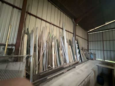 Lot de retours de chantier dont poutres bois, poutrelles mét…