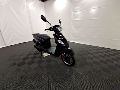 une photo d'un scooter garé dans un garage