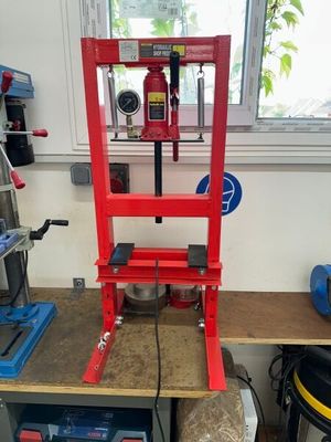une machine rouge posée sur un établi
