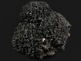 un gros plan sur un morceau de roche noire sur fond noir