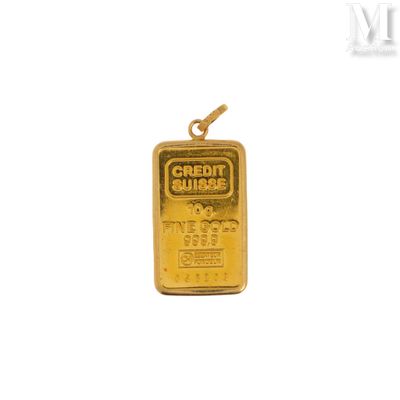 un pendentif en forme de lingot d'or sur lequel est inscrit « carte de crédit »