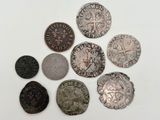 un tas de pièces posées sur une surface blanche