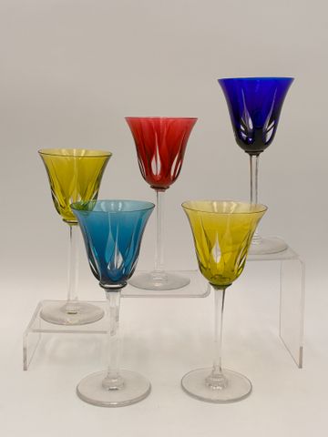 SAINT LOUIS - Suite de 5 verres à pied en cristal coloré.