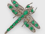 une broche en forme de libellule, sertie d'émeraudes et de diamants