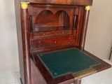 un petit bureau sur lequel est posé un livre