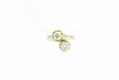 gros plan d'une bague en or ornée de deux diamants