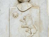 une image représentant une plaque en pierre sur laquelle figurent un lion et un bouclier