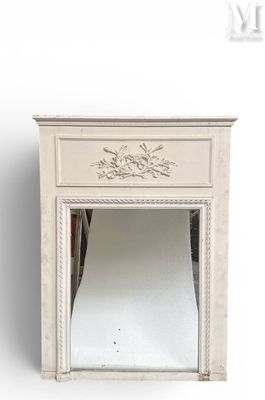 une cheminée blanche surmontée d'un miroir