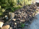 un tas de pierres au bord de la route