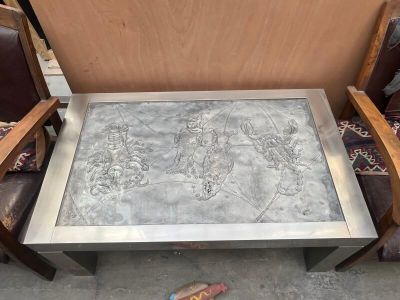 deux chaises et une table sur laquelle est dessiné un motif