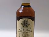 gros plan d'une bouteille de whisky sur une surface blanche