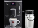 une image représentant une machine à café et un verre de lait
