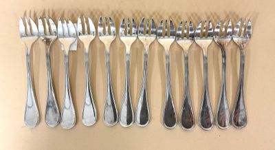 beaucoup de fourchettes et de cuillères accrochées au mur