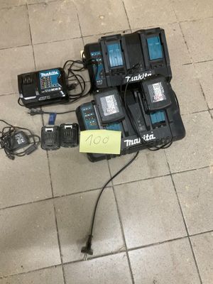 un grand nombre d'outils posés sur le sol
