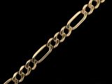 gros plan d'une chaîne en or sur fond noir