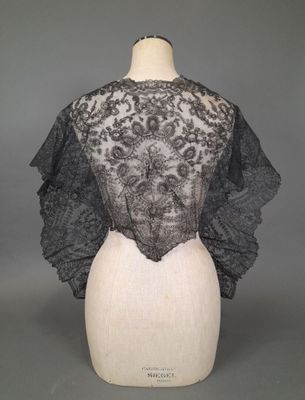 une veste en dentelle noire et blanche sur un mannequin