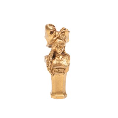 une image représentant une figurine en or représentant une femme avec une fleur dans les cheveux