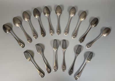 un grand nombre de cuillères et de fourchettes disposées en cercle
