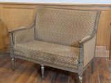 une chaise qui se trouve dans une pièce avec du parquet