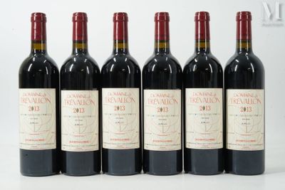 six bouteilles de vin rouge sont alignées