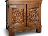 armoire en bois sculpté comportant deux portes et un tiroir sur le dessus