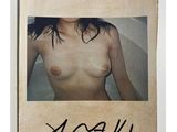 une image représentant une photo d'une femme nue sur laquelle figurent des inscriptions