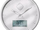 une horloge accrochée au mur qui indique l'heure