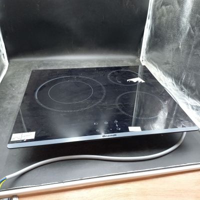 une cuisinière noire avec un brûleur noir dessus