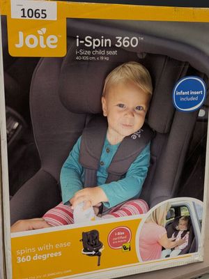 une boîte sur laquelle figure la photo d'un enfant dans un siège auto