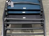 un grand nombre de chaises posées sur le sol