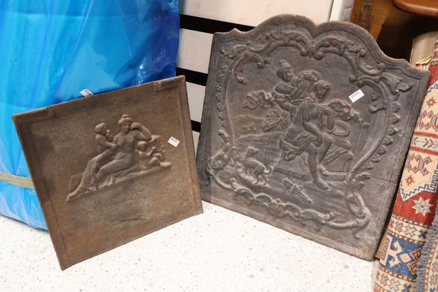 Lot de deux plaques de cheminée en fonte. Une fissure sur un. 70 ...