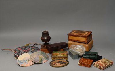un grand nombre d'objets posés sur une table