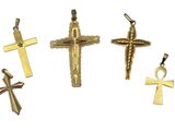 trois croix dorées et un ankh sur fond blanc