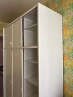 Armoire en contreplaqué blanc à deux niveaux et trois portes… (photo 6)