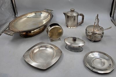 une table sur laquelle se trouvent de nombreux objets en argent