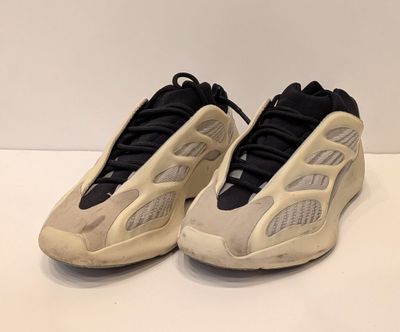 une paire de baskets blanches et noires posées sur une table