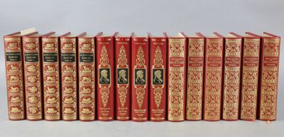 six livres rouges alignés sur une surface blanche