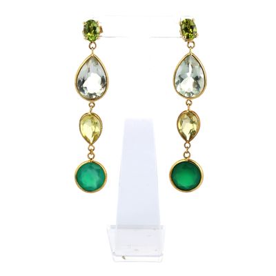 une paire de boucles d'oreilles ornées de pierres vertes et jaunes
