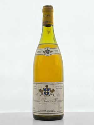 une bouteille de vin posée sur une table