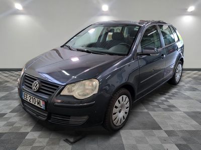une photo d'une Volkswagen Golf break garée dans un garage