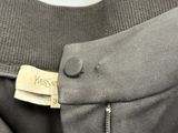le dos d'un pull gris sur lequel est cousue une étiquette