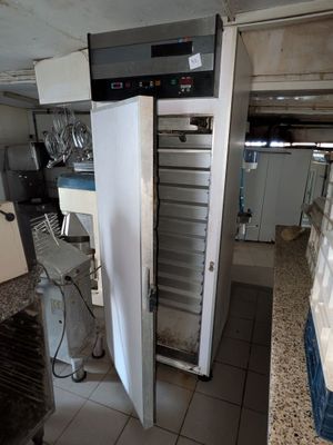 une photo d'une cuisine professionnelle équipée d'un réfrigérateur