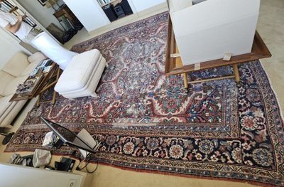 une chaise blanche posée sur un tapis dans un salon