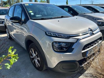 un gros plan d'une voiture garée dans un parking avec d'autres voitures