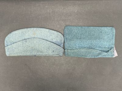 deux morceaux de tissu bleu et vert posés sur une table