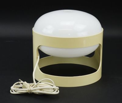 une image représentant une lampe posée sur une table