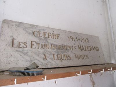 une plaque en pierre posée sur une étagère, sur laquelle repose un pinceau