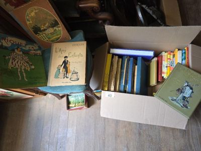 une boîte pleine de livres posée sur le sol